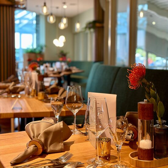 Garden Restaurant mit Blick in die Therme